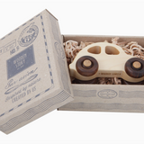 Umweltfreundliches Spielzeugauto aus Holz