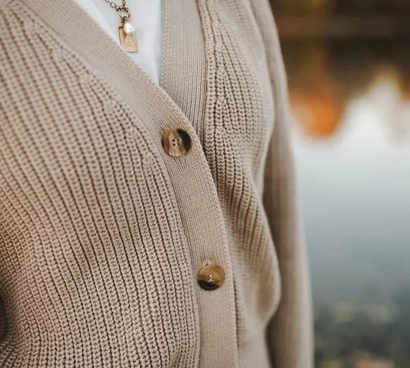 Strickjacke Marla | Sand aus Bio-Baumwolle - siebenKÄSEhoch